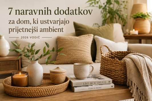 Naraven in minimalističen dnevni prostor z lesenimi in pletenimi dodatki, svečami, rastlinami in toplimi bež toni, ki ustvarjajo prijeten in umirjen dom.