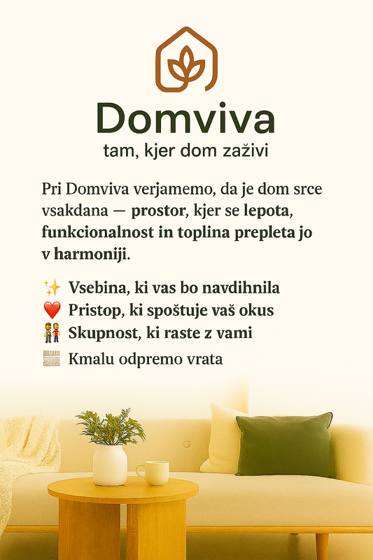 "Promocijska slika Domviva z logotipom hiške in sloganom 'tam, kjer dom zaživi', ob besedilu o domu kot središču vsakdana. Svetla dnevna soba z bež kavčem, zeleno blazino, leseno mizico, vazo z rastlino in skodelico ustvarja topel, naraven ambient."